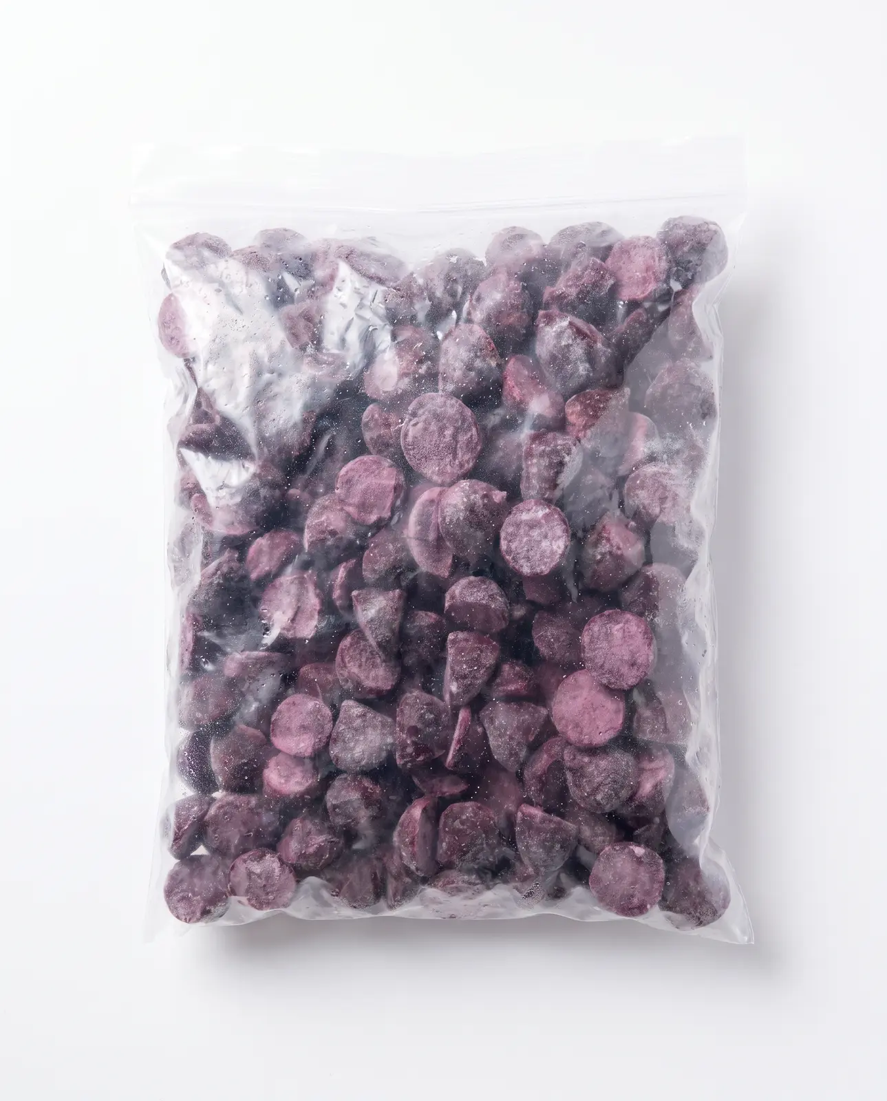 Organic Açaí Bio-Açaí-Pulpe als IQF-Pellets, je 4 Gramm, ungesüßt, tiefgekühlt, im Klarsichtbeutel auf weißem Grund